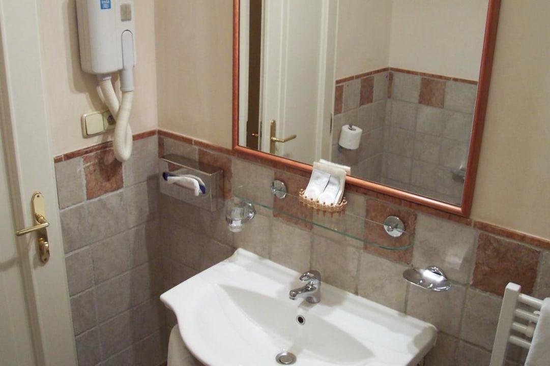 Blick in das Badezimmer Hotel Tivoli