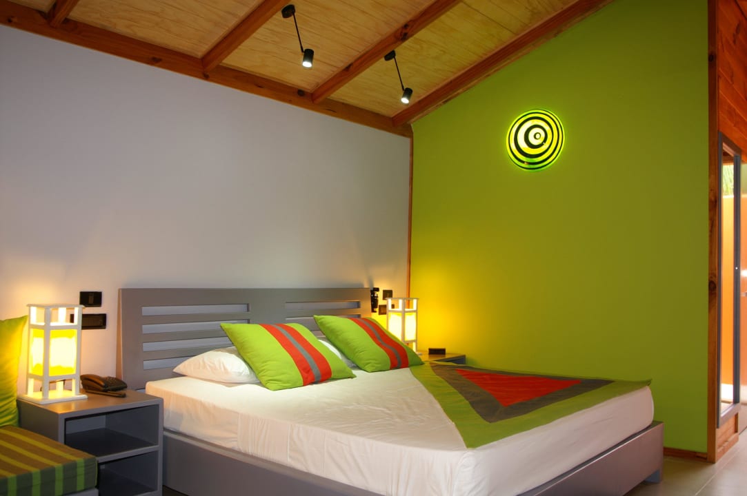 Beach Villa in liebevollen Farben eingerichtet Meeru Maldives Resort Island