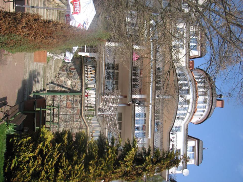 Od strony jeziora - widok na hotel. Hotel Solar Palace Spa & Wellness