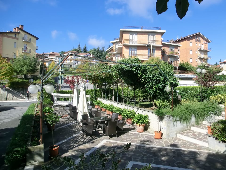 Weiteres Sitzbereich vor dem Eingang Hotel Villa Ricci