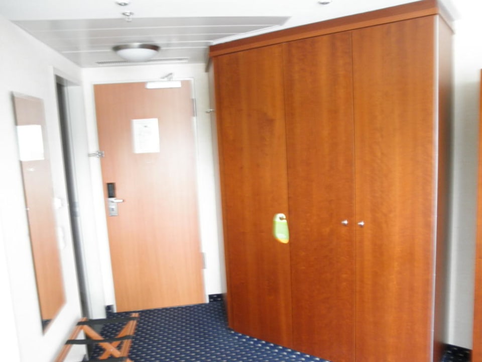 Schrank und Eingangstür Zimmer Welcome Parkhotel Bochum