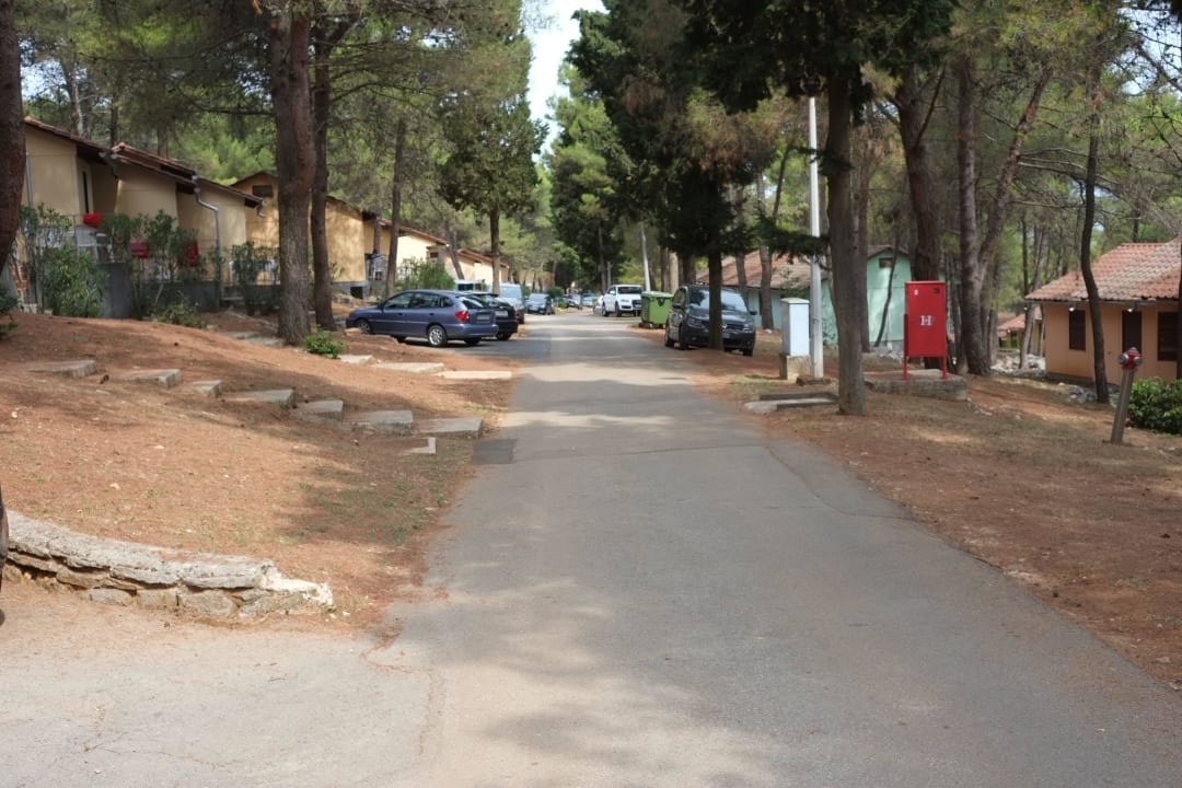 Droga przy domkach Apartments Kanegra Plava Laguna