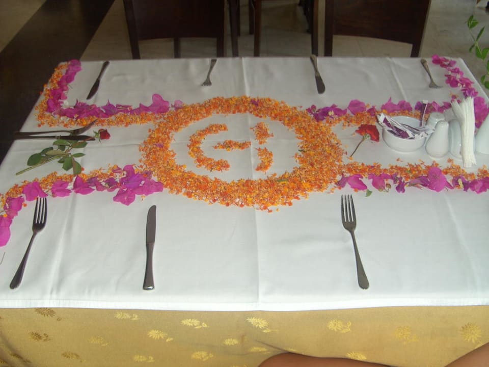 Blumentisch von Ali am Abreisetag TUI KIDS CLUB Felicia Village