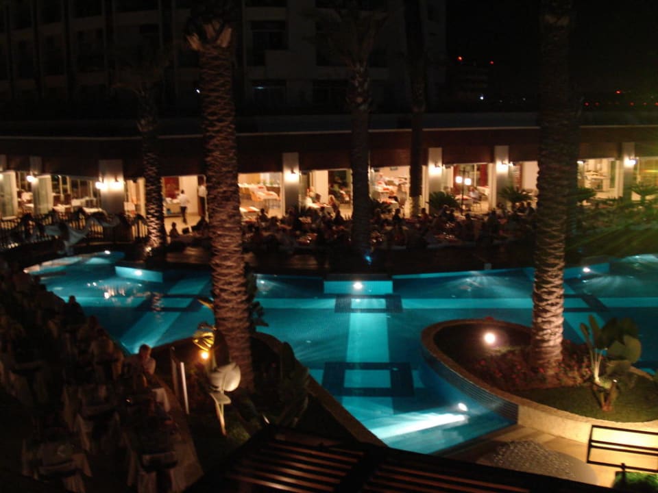 Pool bei Nacht Sunis Evren Beach Resort Hotel & Spa