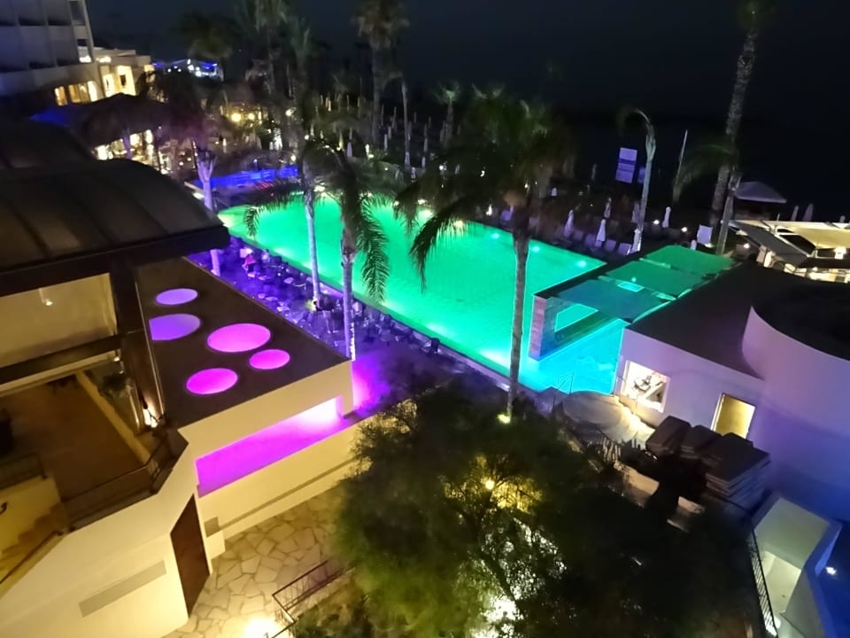 Poolbeleuchtung bei Nacht Alexander The Great Beach Hotel