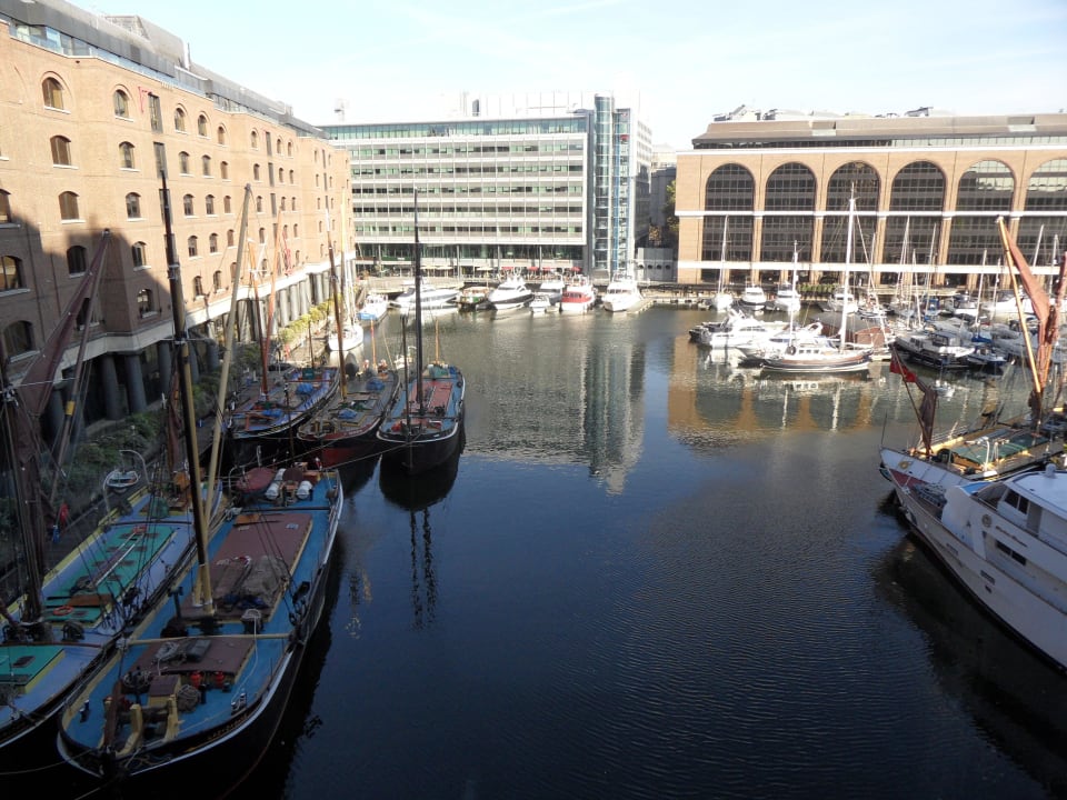 Ausblick auf die Docks The Tower - A Guoman Hotel