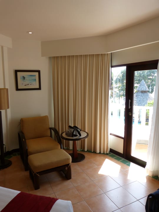 Sitzgelegenheit und Ausgang zum Balkon Aonang Villa Resort