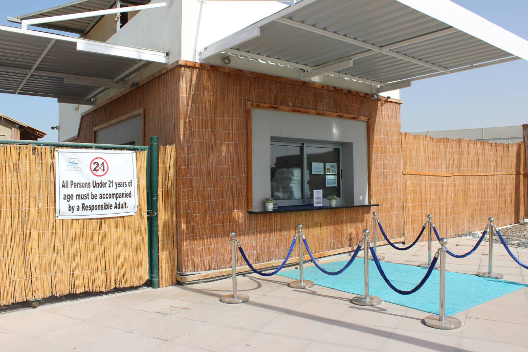 Eingang zum Strand Crowne Plaza Hotel Yas Island