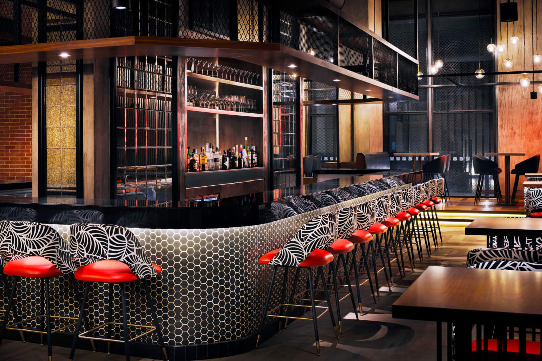 Gastro Holiday Inn Dubai Al-Maktoum Airport by IHG