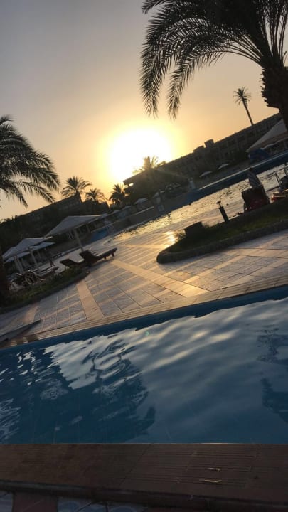 Pool bei Sonnenuntergang  Pharaoh Azur Resort