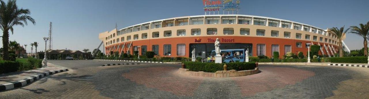 Hotel vorne Titanic Resort & Aqua Park