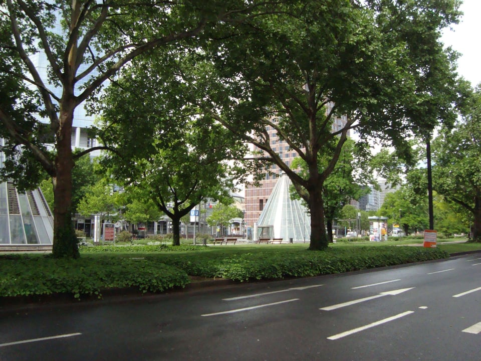 Straße vor dem Hotel Hotel NH Frankfurt Messe