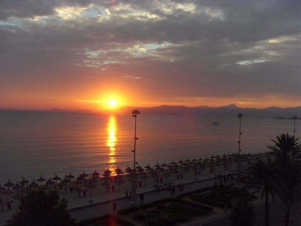 Ein schöner Sonnenuntergang vom Balkon aus. AYA Seahotel - Adults only