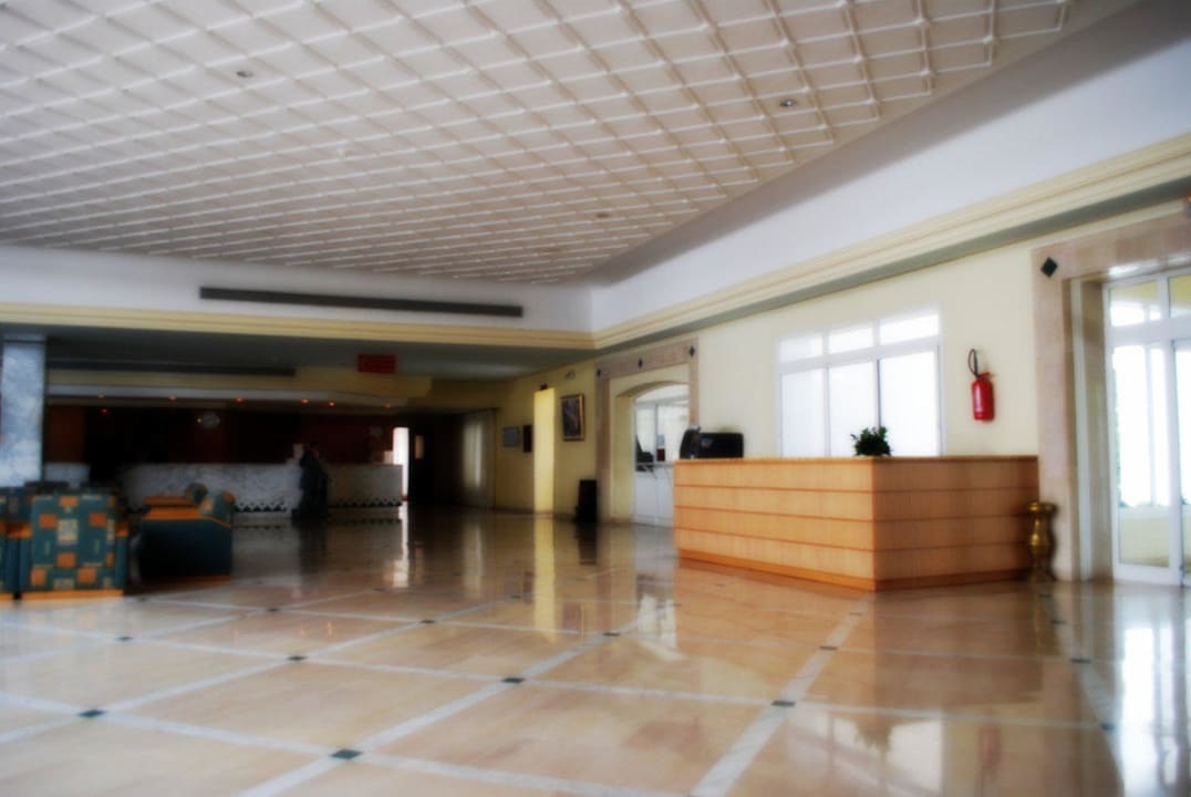 Der Eingangsbereich mit Wechselstube und Rezeption El Mouradi Club Kantaoui