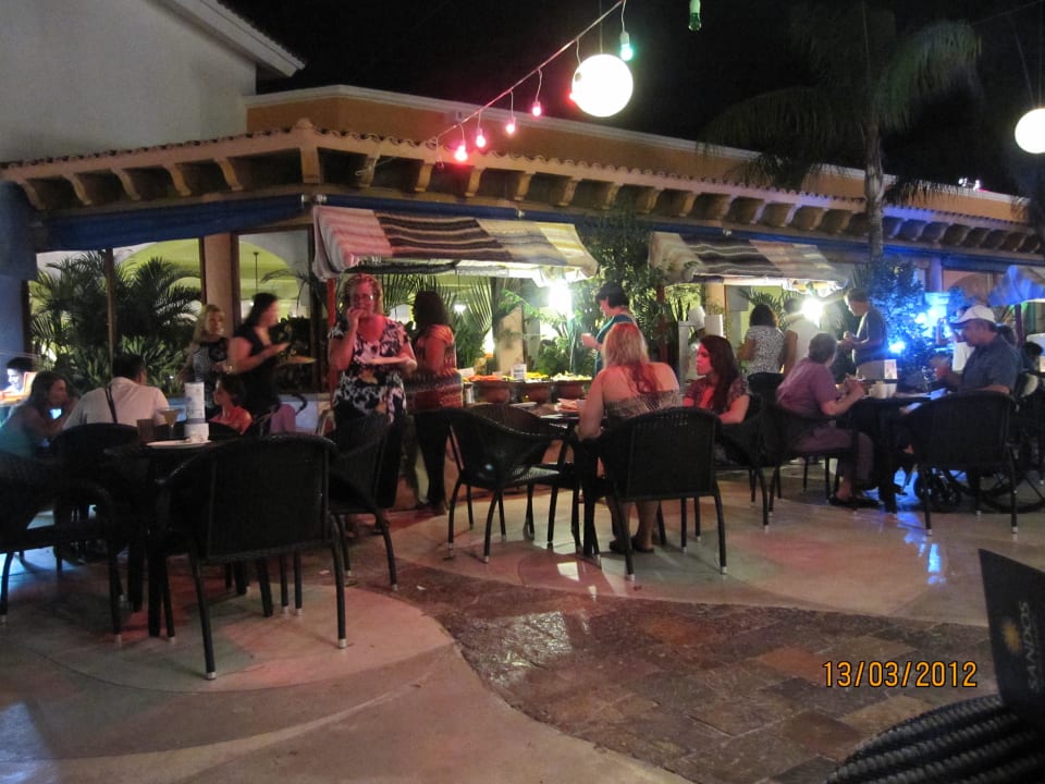 Wöchtenliches Büffet draußen vor Hauptrest. Festiv Sandos Playacar Beach Resort