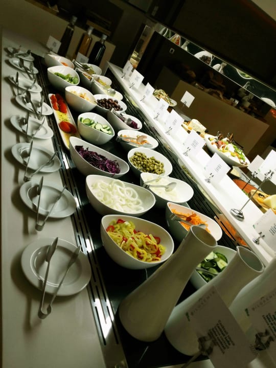 Lecker frisches Salatbuffet. Gennadi Grand Resort