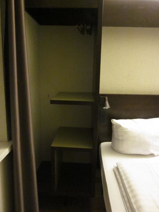 Der Kleiderschrank MEININGER Hotel Berlin Hauptbahnhof