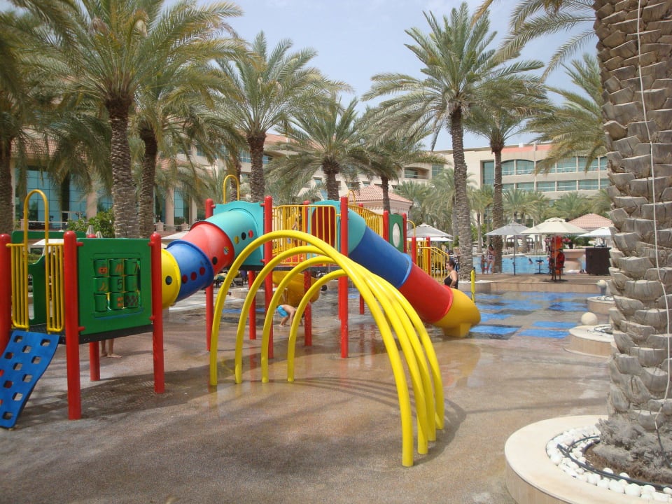 Kinderspielplatz und Pool Al Raha Beach Resort & Spa