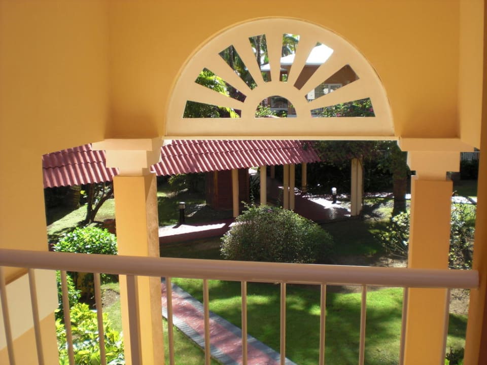 Blick in der Villa im Treppenhaus nach Draußen Hotel Grand Palladium Palace Resort, Spa & Casino