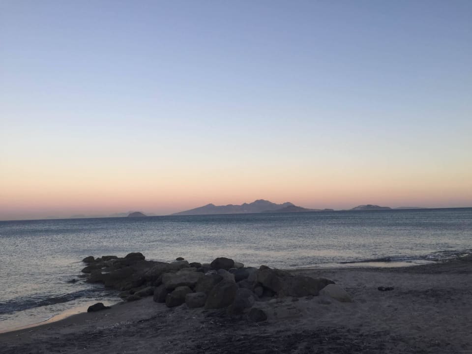 Hotel-Strand bei Sonnenuntergang Lagas Aegean Village