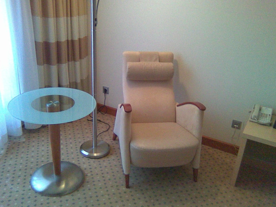 Wohnbereich eines Standardzimmers Hilton Munich City