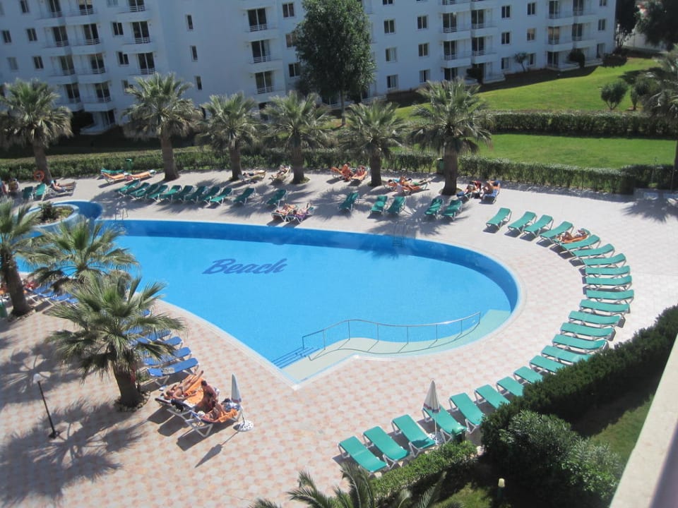 Pool - kaum belegt, weil einfach zu kalt allsun App.-Hotel Orient Beach