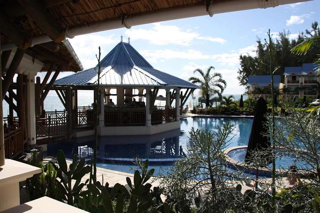 Blick auf die Poolbar Pearle Beach Resort & Spa