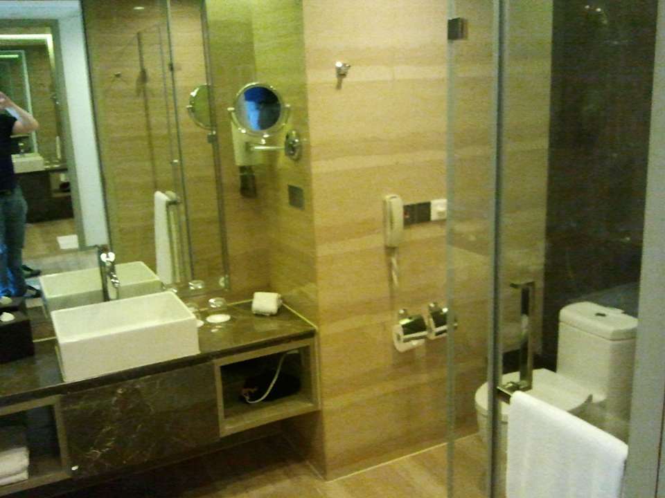 Blick ins Bad (Standardzimmer) Holiday Inn Shanghai Songjiang