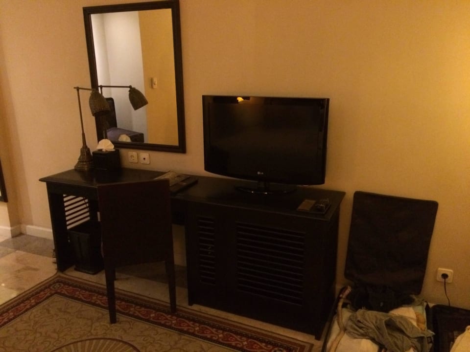 Blick auf TV-Board The Phoenix Hotel Yogyakarta