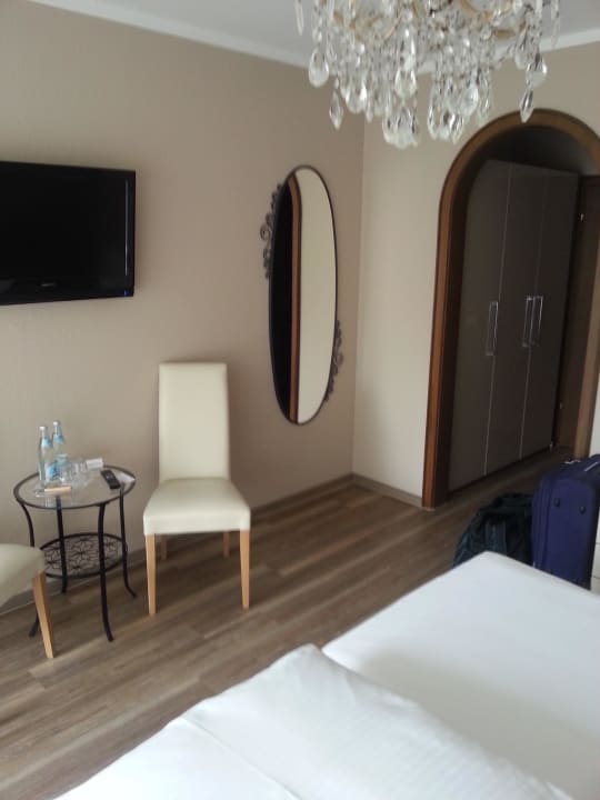Eingang mit Kasten Hotel garni Bellevue