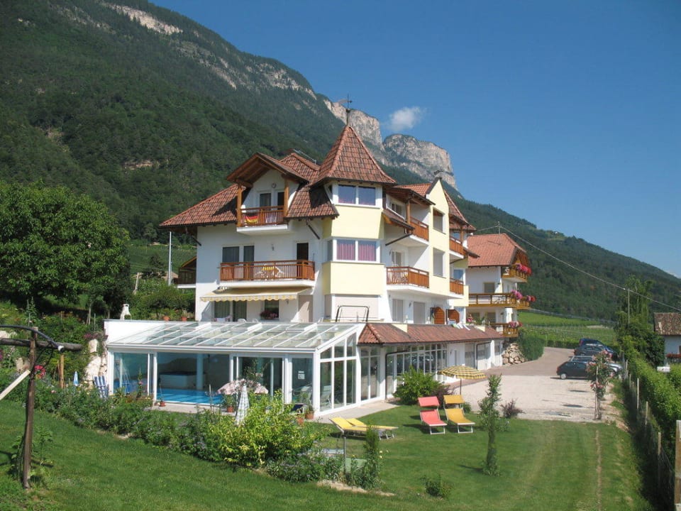Hausansicht von Süden, dahinter das Mendelgebirge Residence & Garden Hotel DAS MATSCHER