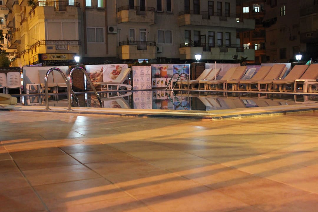 Am Abend Atak Apart Hotel