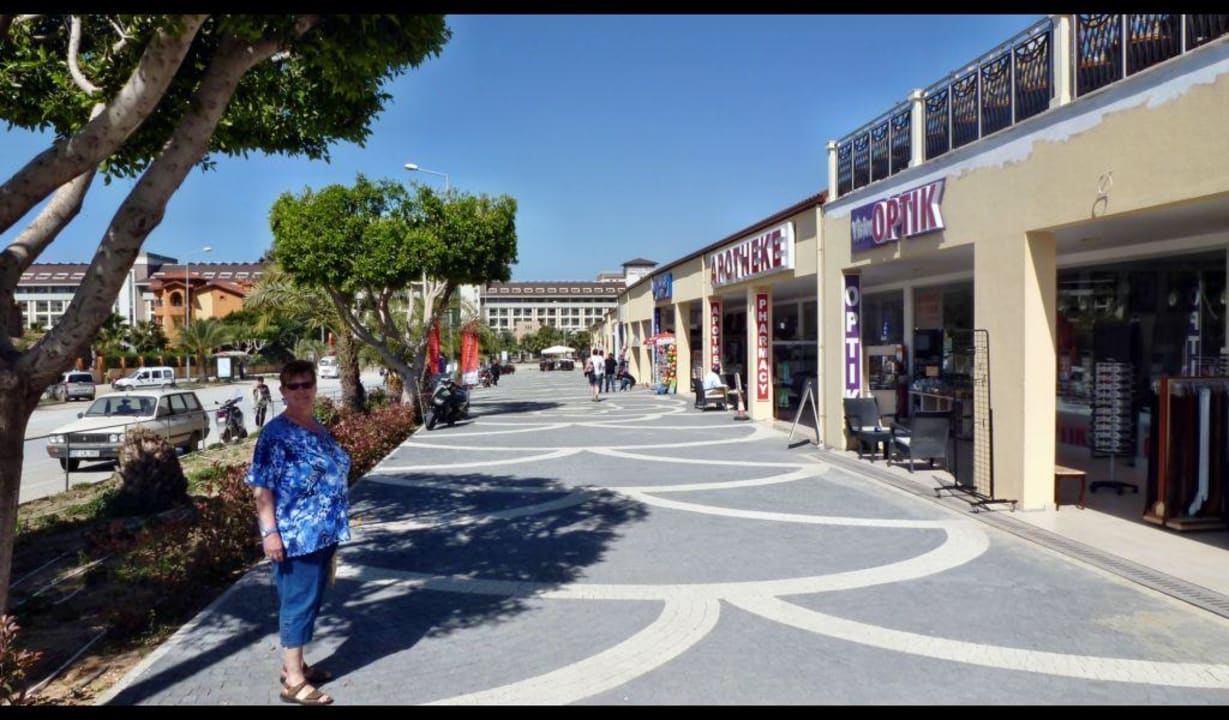 Schon neue Geschäfte, gegenüber Hotel Terrace Beach Resort