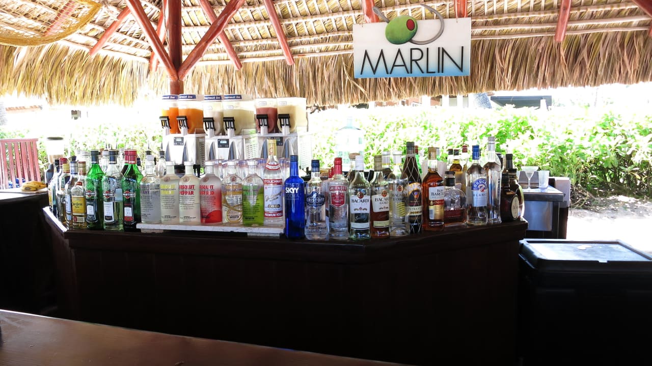 Marlin Bar am Strand Secrets Royal Beach Punta Cana - Adults only