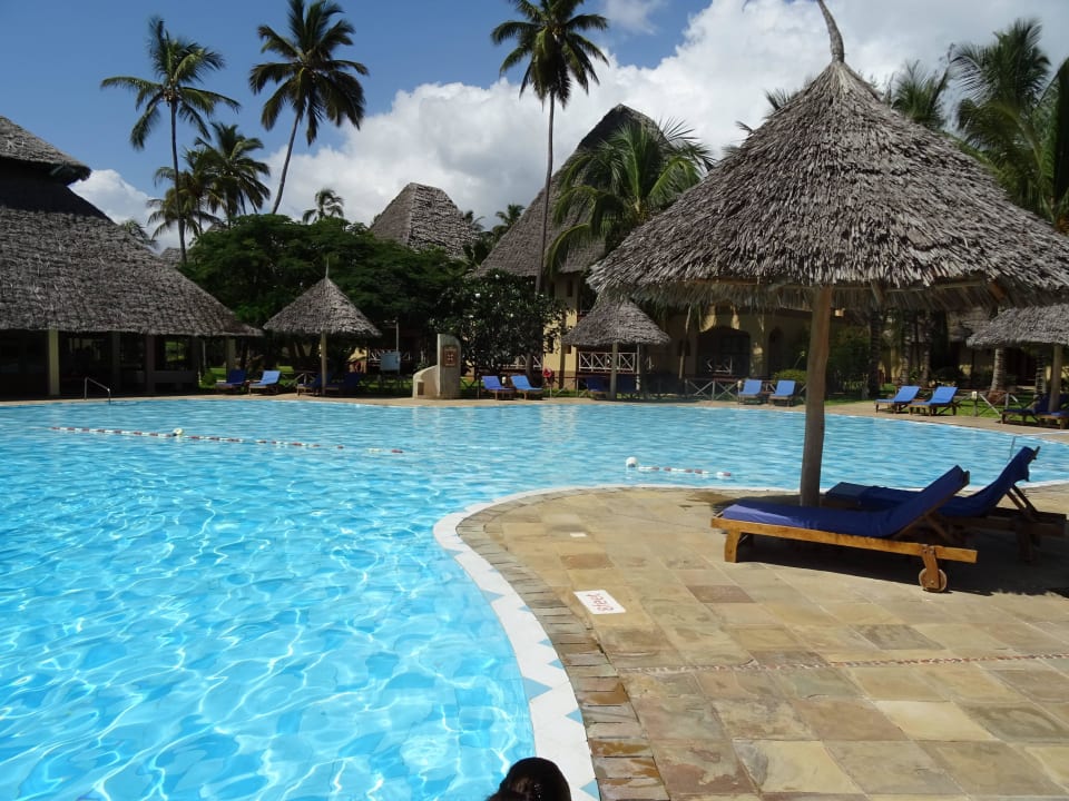 Blick auf Pool  Neptune Pwani Beach Resort & Spa