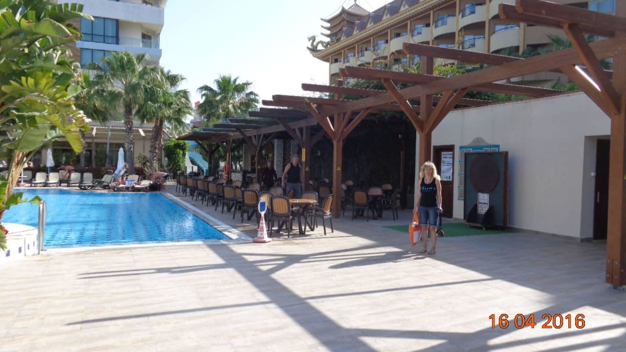 Pool mit Poolbar Port Side Resort Hotel