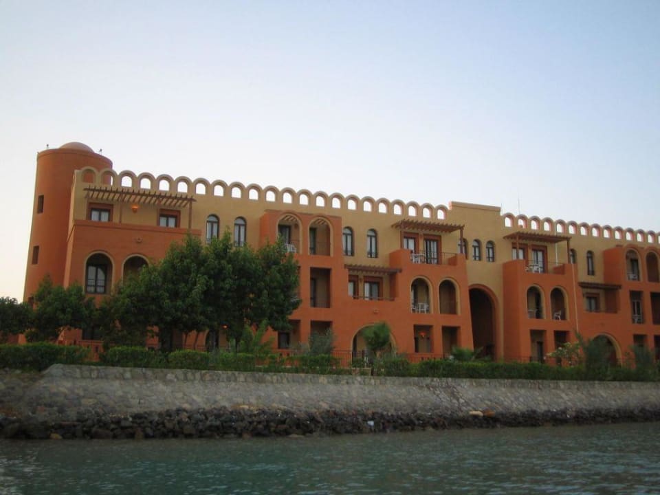 Hotel von außen bei der Lagunenfahrt Hotel Three Corners Ocean View prestige - Adults only