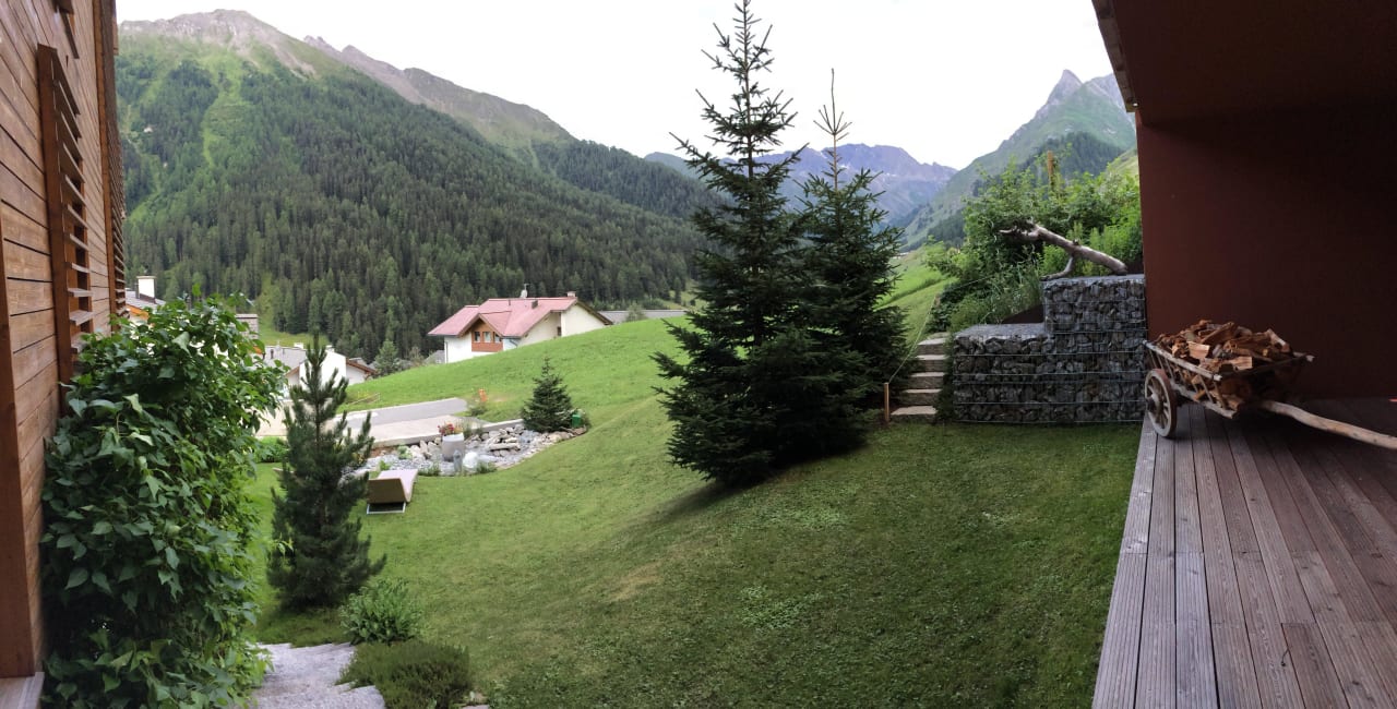 Blick vor der Aussensauna Apartments Lischana