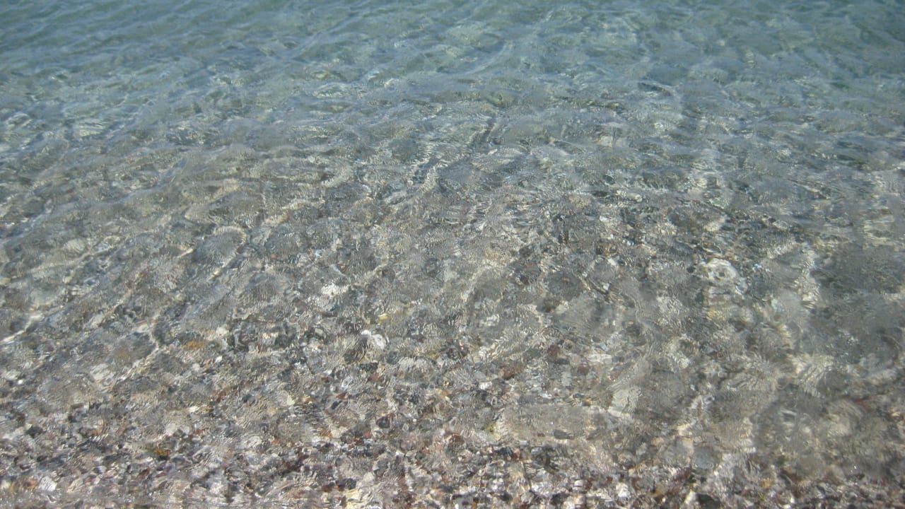 Kristalklares Wasser am Strand Elea Beach Hotel