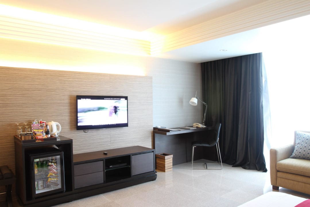 Grande Deluxe Room-Mini bar & Working area Double Tree by Hilton Bangkok Ploenchit