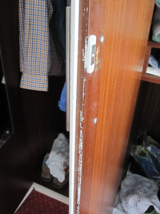 Schrank mit 6 Bügeln, nachlässig gestrichen Fletcher Hotel-Restaurant De Mallejan