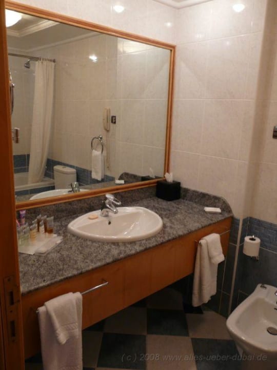Badezimmer Le Meridien Mina Seyahi Beach Resort & Waterpark
