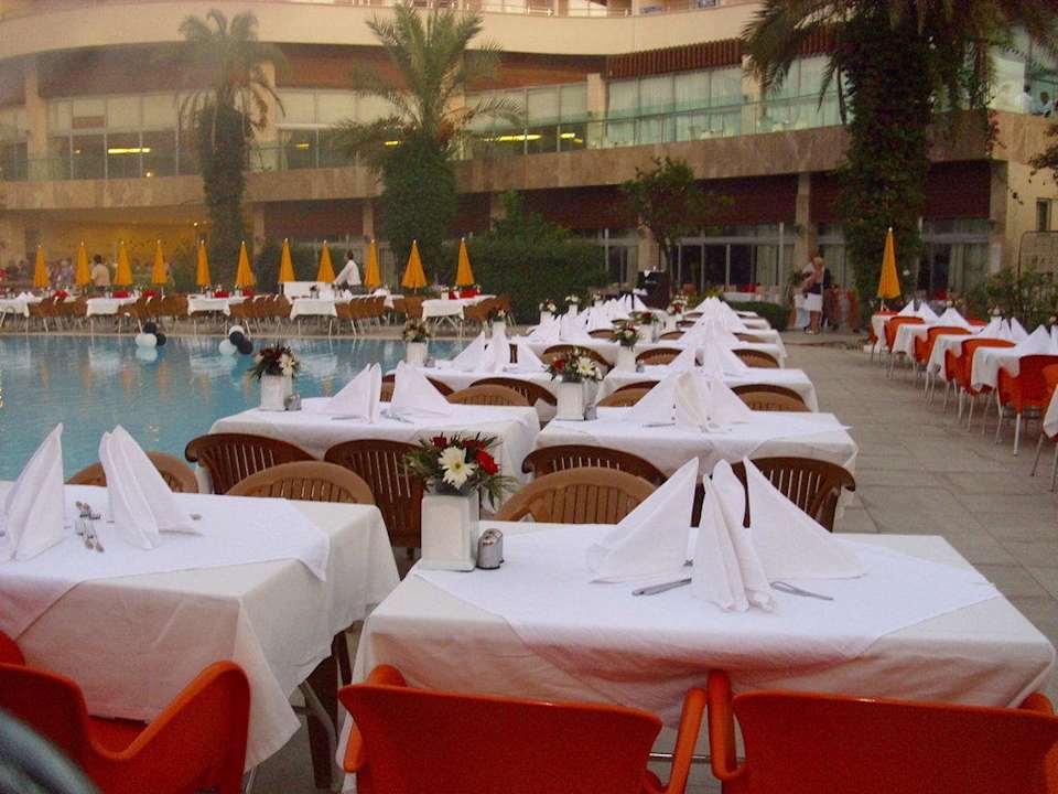 Tische beim Galaabend Alaiye Resort & Spa