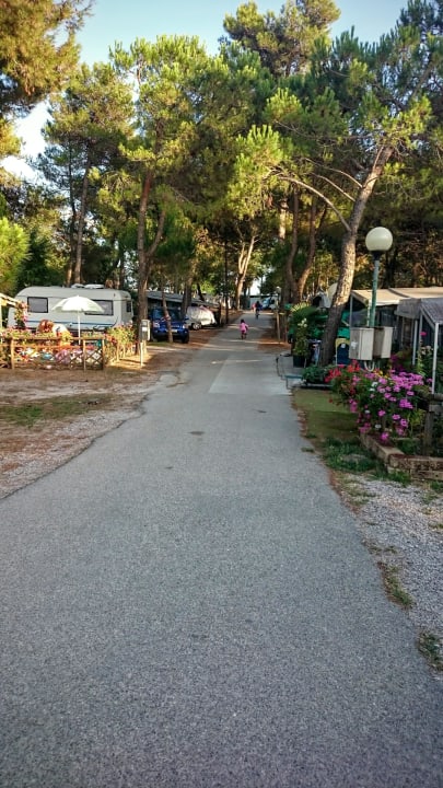 Strasse zum Pool Villaggio Residence Punta Spin