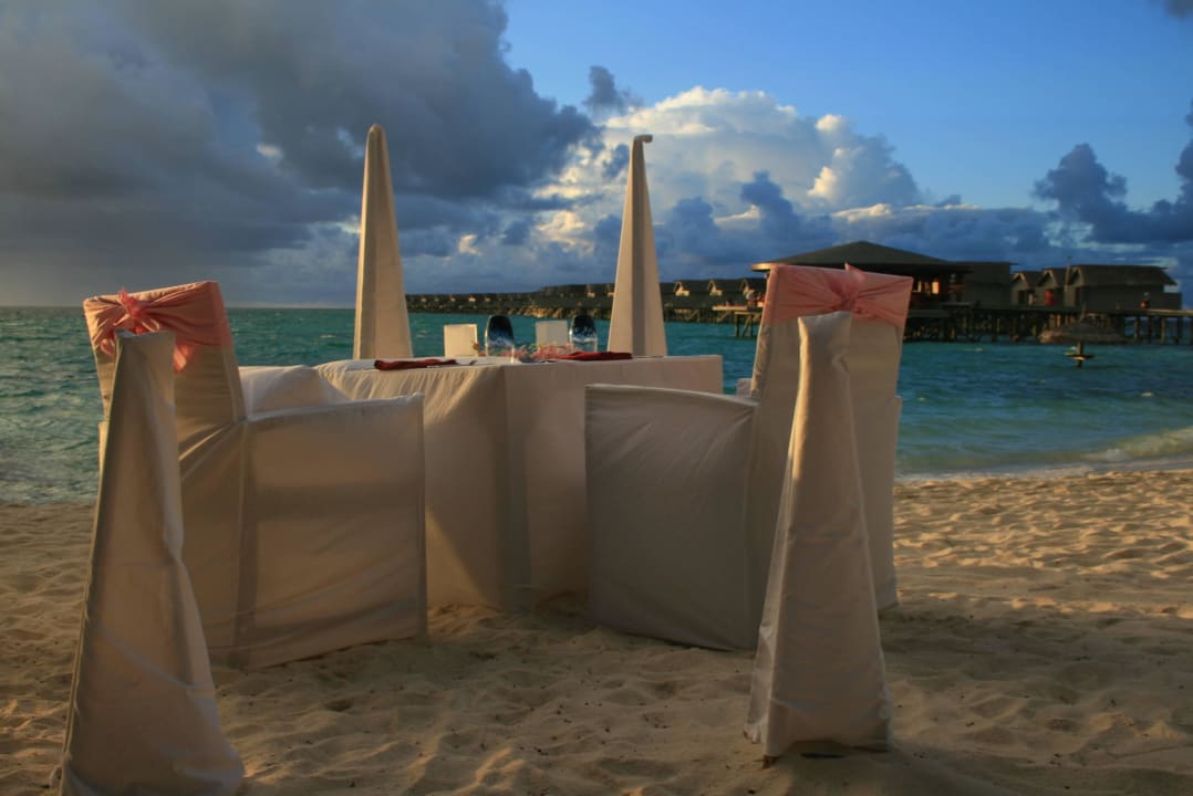 Stranddinner Centara Ras Fushi Resort & Spa Maldives