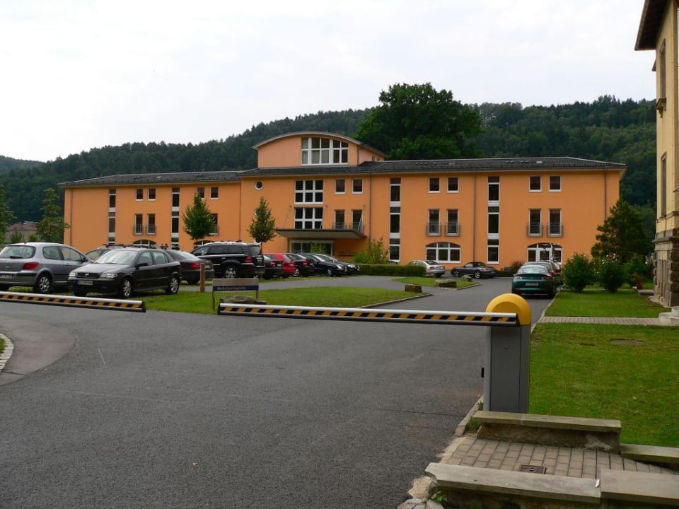 Parkhotel Nebenhaus Rückseite mit Parkplatz Parkhotel Bad Schandau