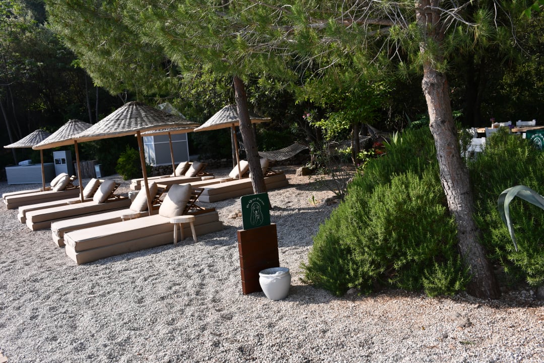 Strand Hillside Beach Club