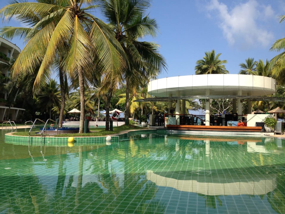 Blick auf die Poolbar Occidental Eden Beruwala, a member of Barcelo Hotel Group