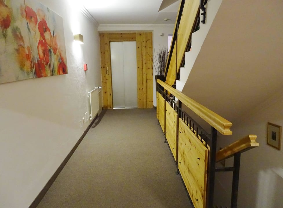 Gang in het appartementencomplex met lift Landhof Ellmau