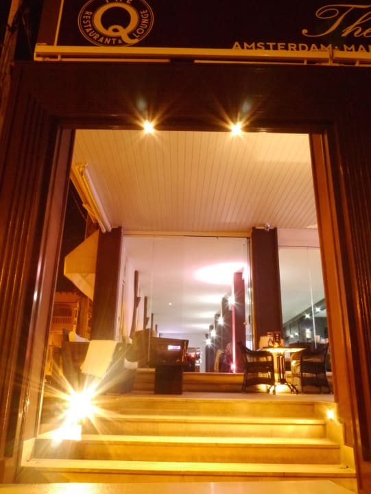 Outside 2 Hotel Q Royal